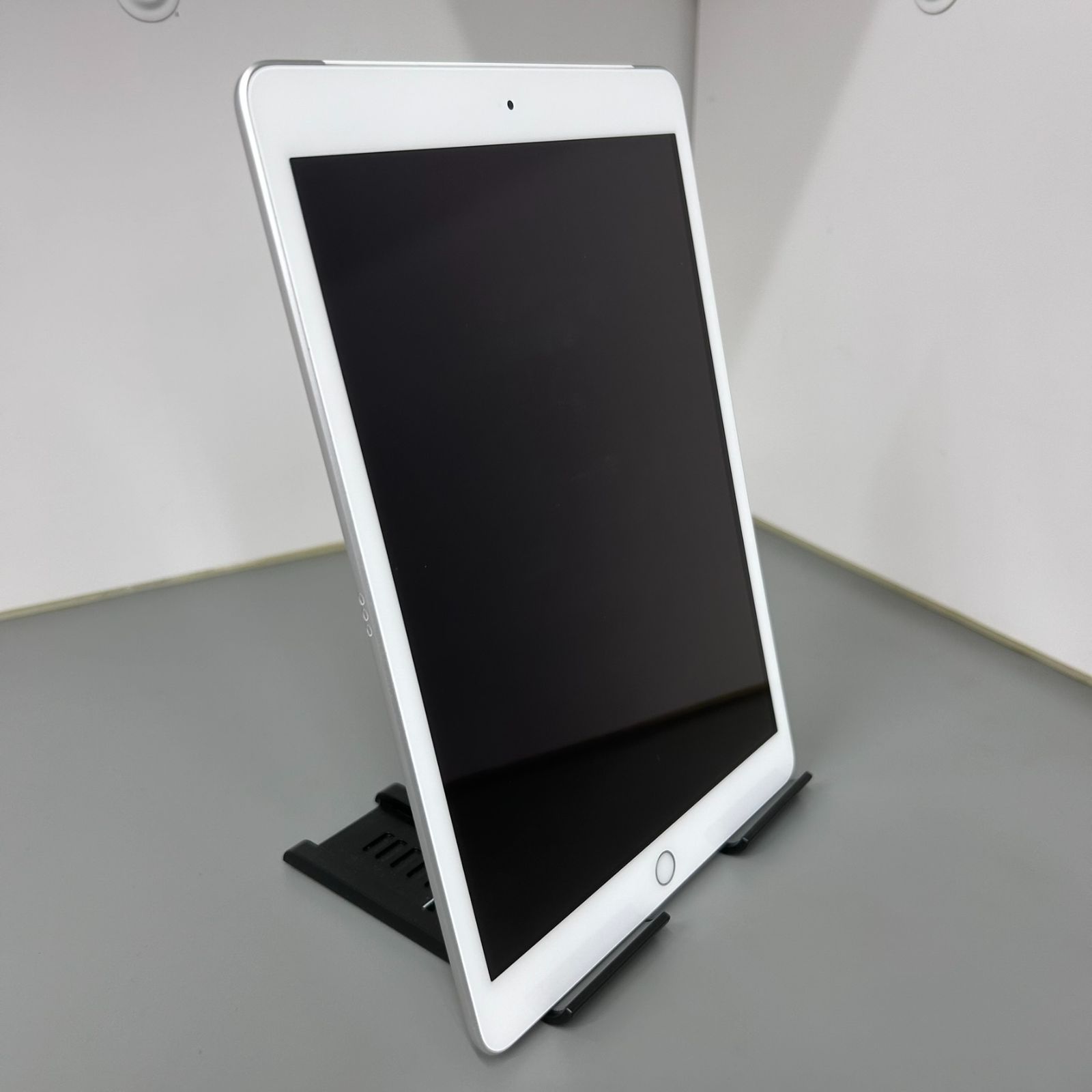 147] 【状態：バッテリー容量75％・液晶白もや】iPad 第8世代 Wi-Fi+
