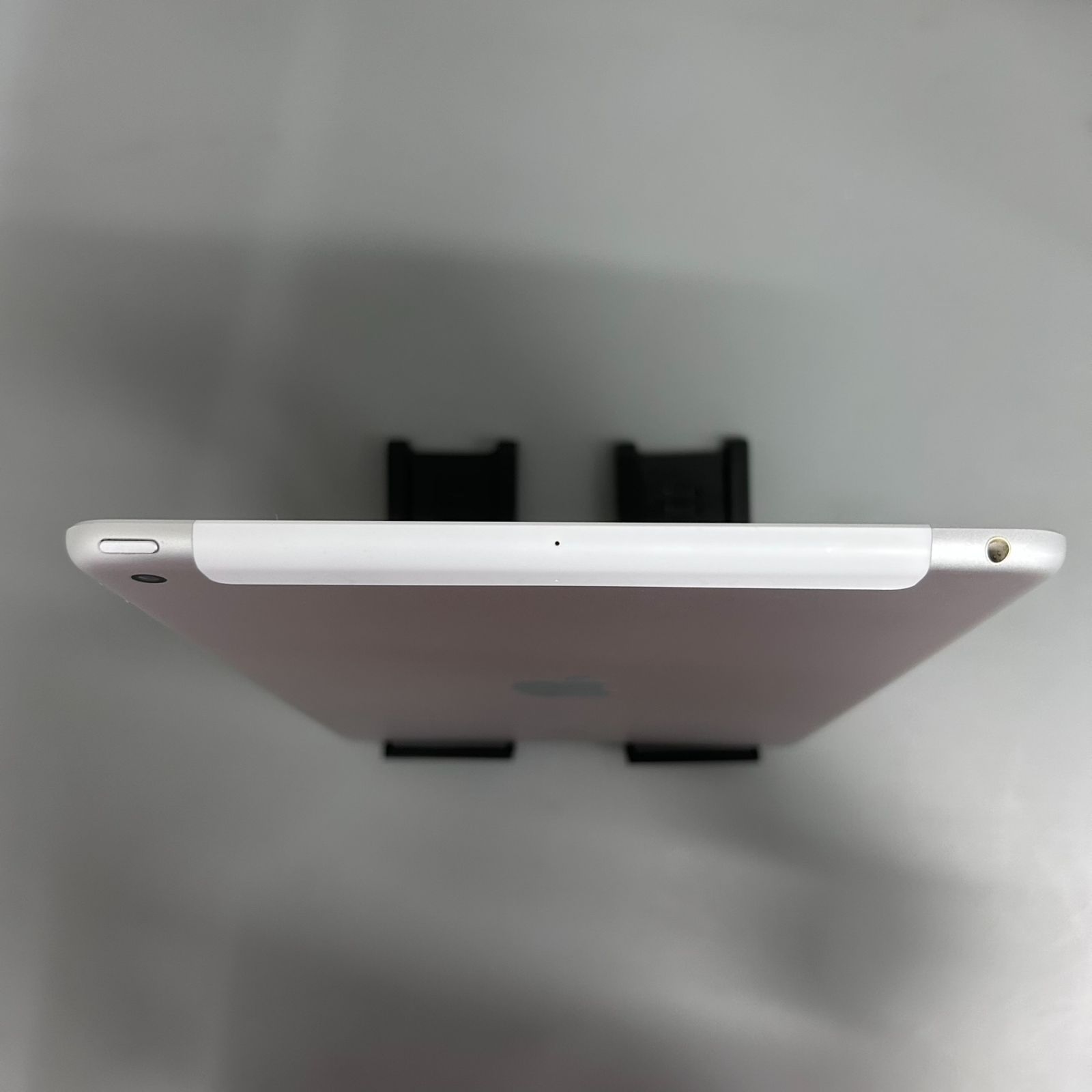 147] 【状態：バッテリー容量75％・液晶白もや】iPad 第8世代 Wi-Fi+