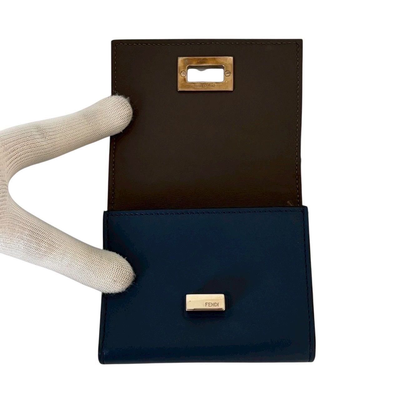 FENDI フェンディ コインケース 小銭入れ コンパクトウォレット ロゴ入り レザー ネイビー シルバー金具 ミニ財布 メンズ レディース ユニセックス 型番0M0373.SFH.178.0294 FENDI フェンディ コインケース 小銭入れ コンパクトウォレット ロゴ入り レザー ネイビー シルバー金具 ミニ財布 メンズ レディース ユニセックス 型番0M0373.SFH.178.0294