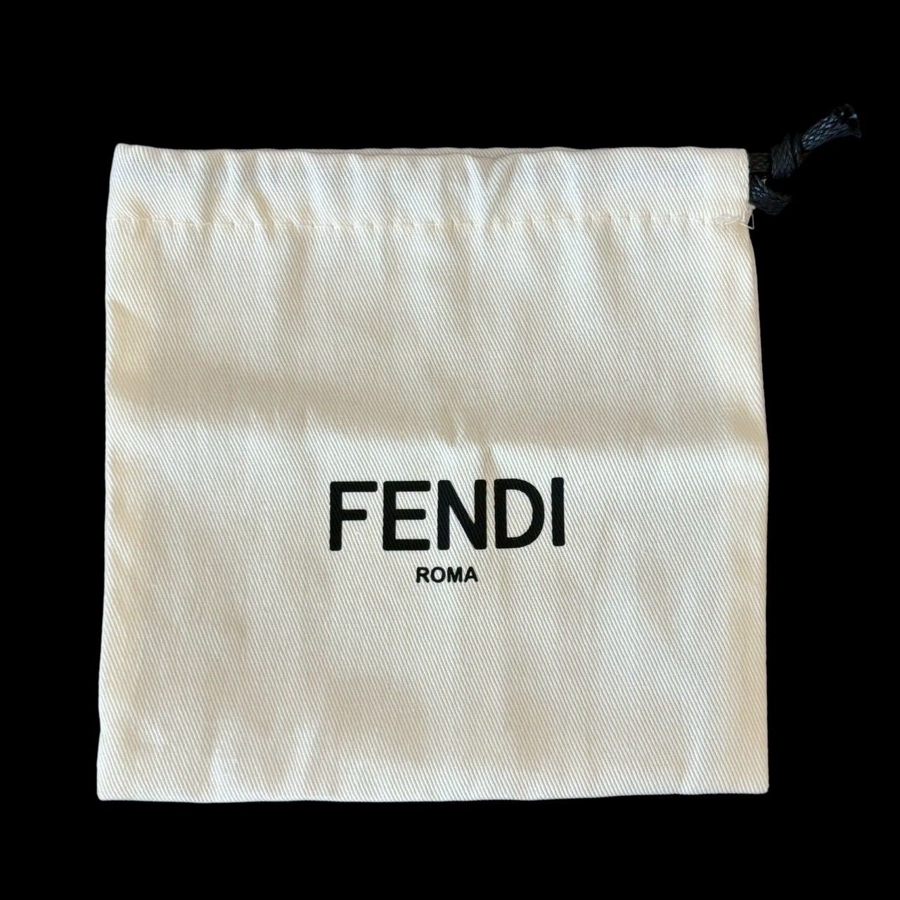 FENDI フェンディ コインケース 小銭入れ コンパクトウォレット ロゴ入り レザー ネイビー シルバー金具 ミニ財布 メンズ レディース ユニセックス 型番0M0373.SFH.178.0294 FENDI フェンディ コインケース 小銭入れ コンパクトウォレット ロゴ入り レザー ネイビー シルバー金具 ミニ財布 メンズ レディース ユニセックス 型番0M0373.SFH.178.0294