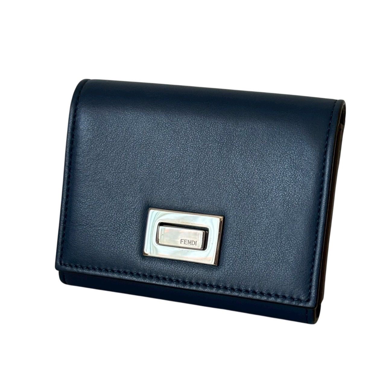 FENDI フェンディ コインケース 小銭入れ コンパクトウォレット ロゴ入り レザー ネイビー シルバー金具 ミニ財布 メンズ レディース ユニセックス 型番0M0373.SFH.178.0294 FENDI フェンディ コインケース 小銭入れ コンパクトウォレット ロゴ入り レザー ネイビー シルバー金具 ミニ財布 メンズ レディース ユニセックス 型番0M0373.SFH.178.0294