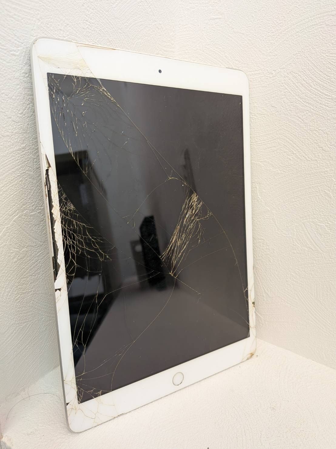 ☆【ジャンク】iPad 第7世代 32GB Wi-Fi+Cellularモデル 画面割れ