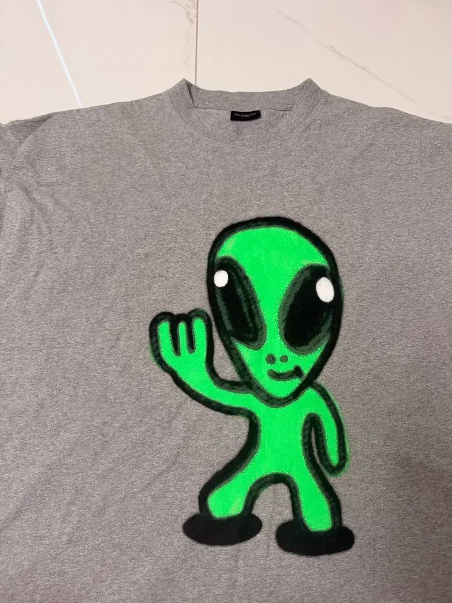4 バレンシアガ エイリアン ノースリーブ Tシャツ