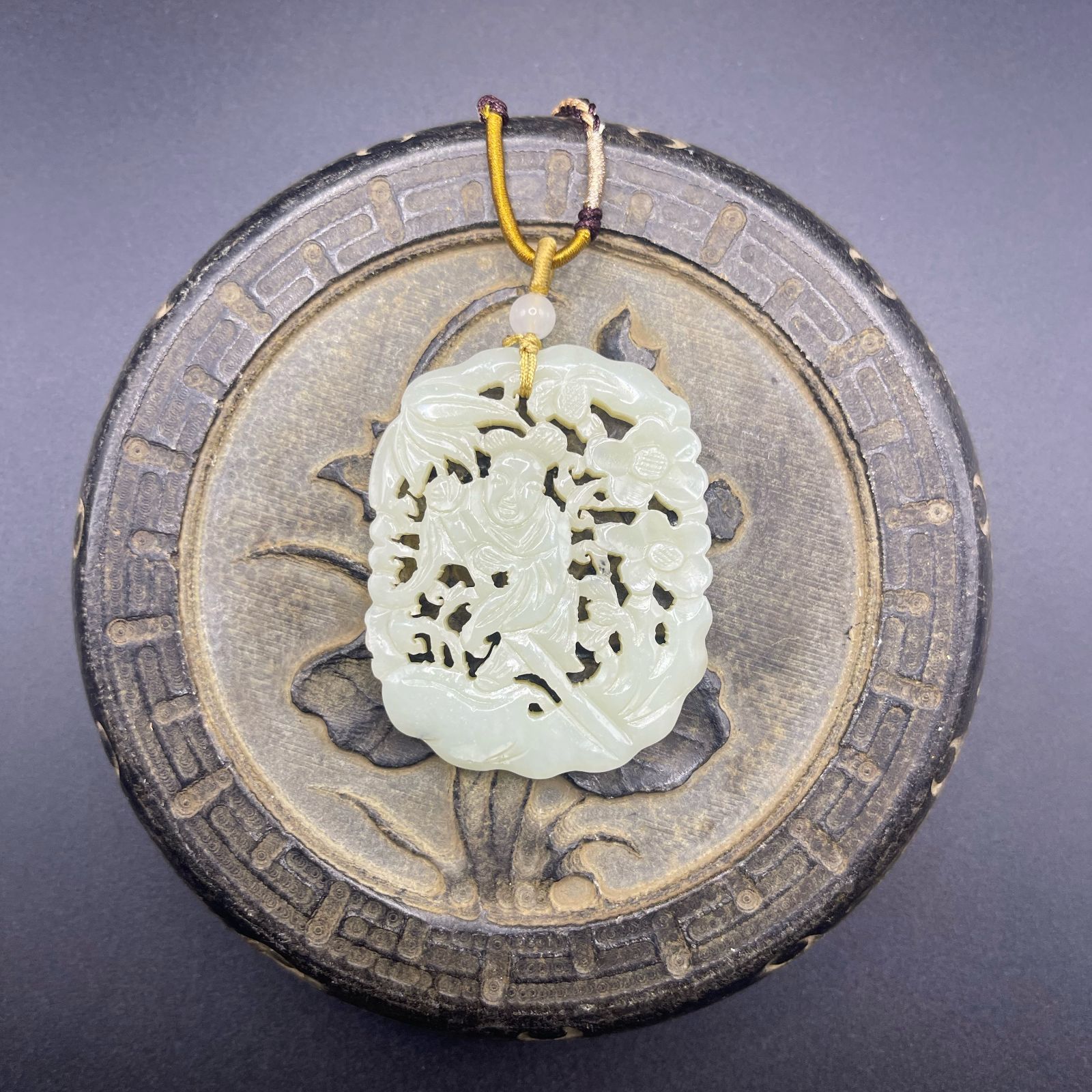 手彫り骨董品 翡翠軟玉 仙人浮槎（せんじんふさ） 鑑別書付き - メルカリ