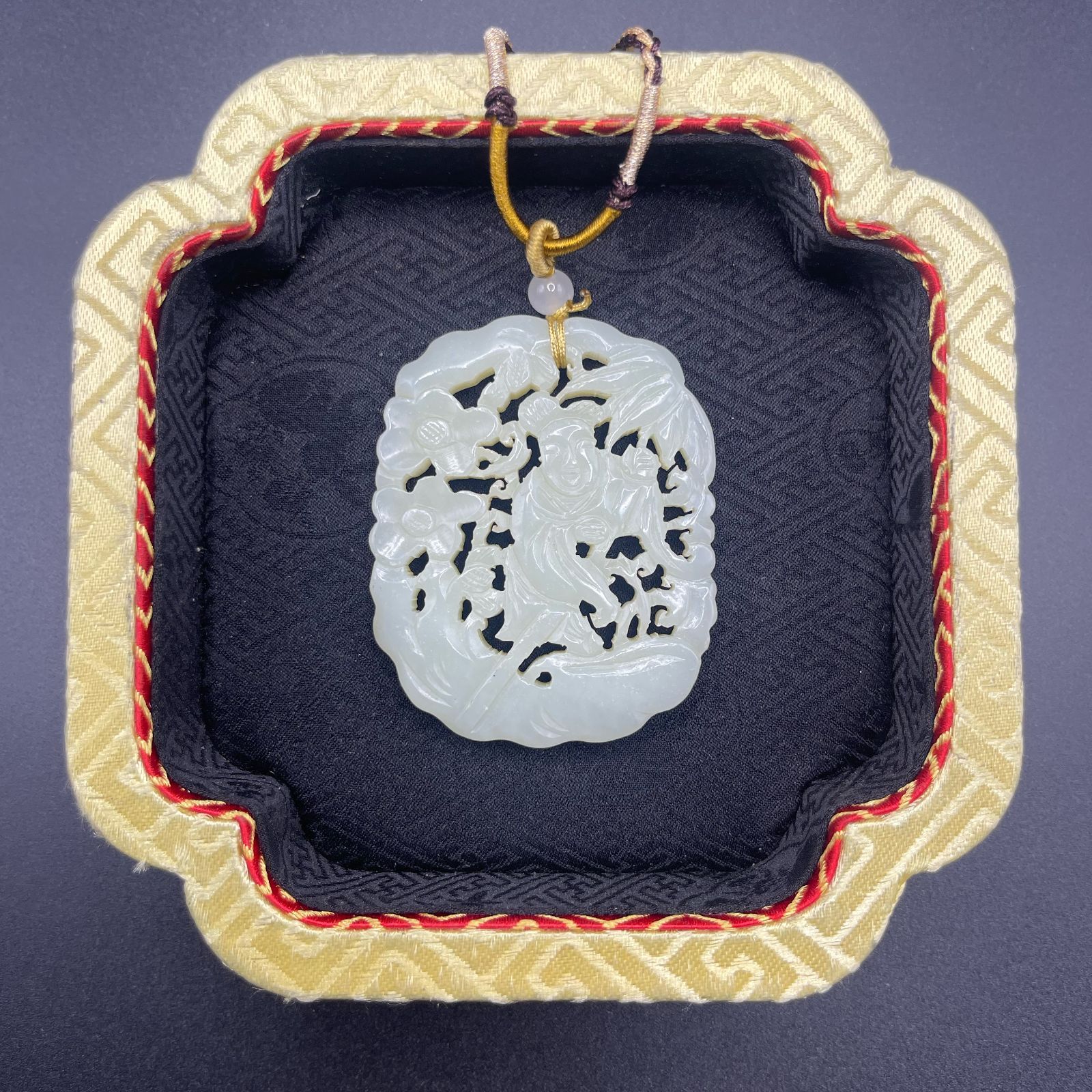 手彫り骨董品 翡翠軟玉 仙人浮槎（せんじんふさ） 鑑別書付き - メルカリ