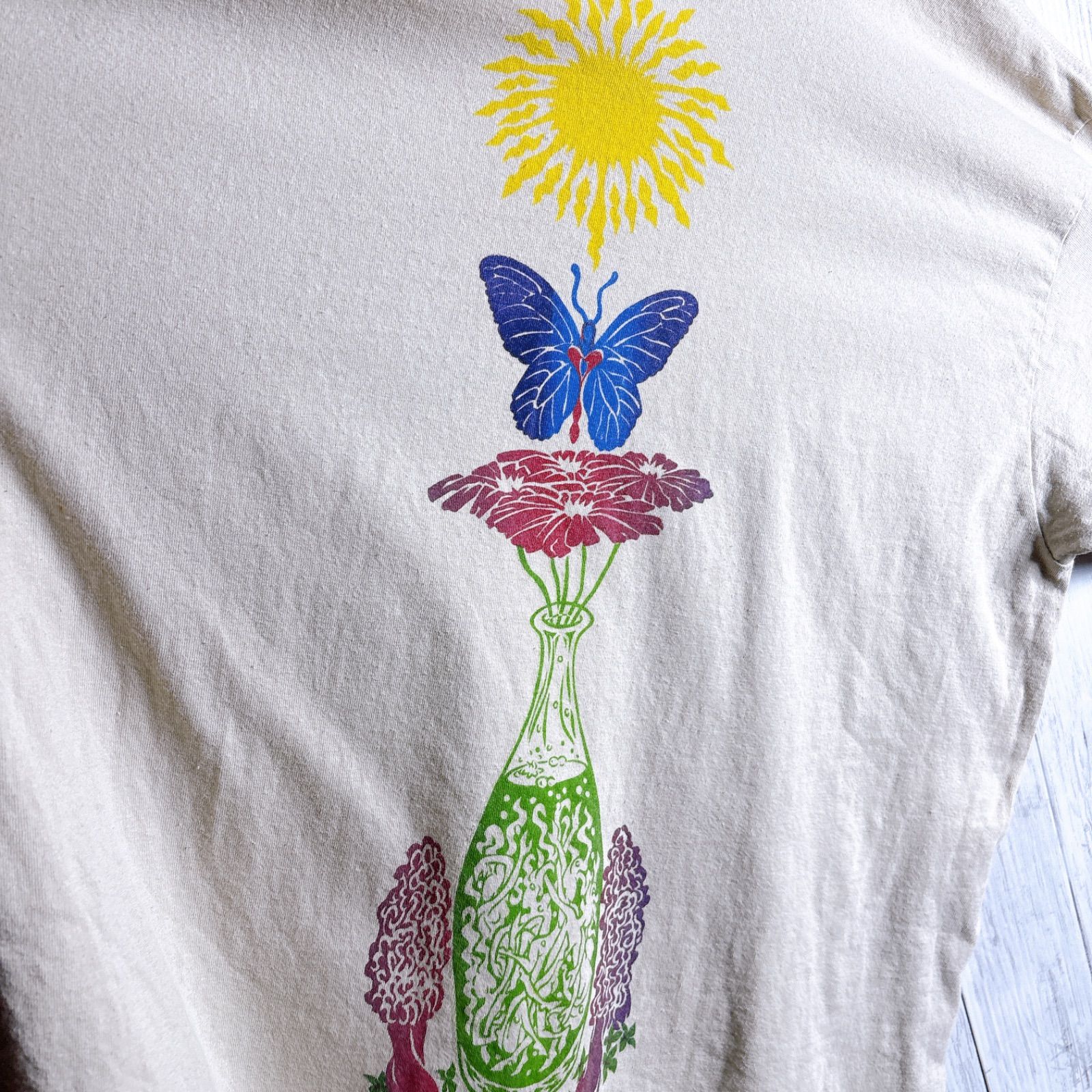 アートデザイン】T-SHIRT アイボリー フラワー 花 蝶 バタフライ 太陽