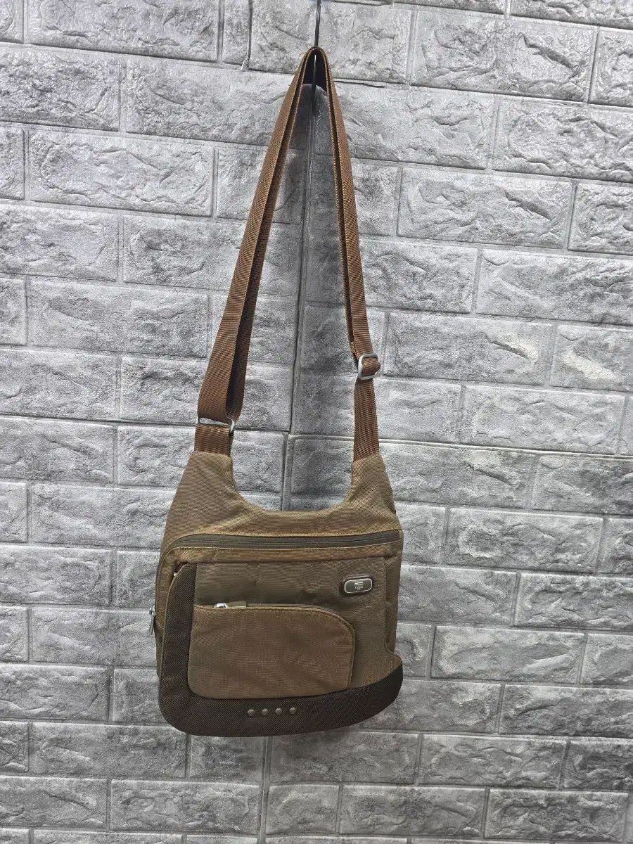 TUMI テック ブラウン クロスバッグ ショルダーバッグ サイズ 30*30 状態良好