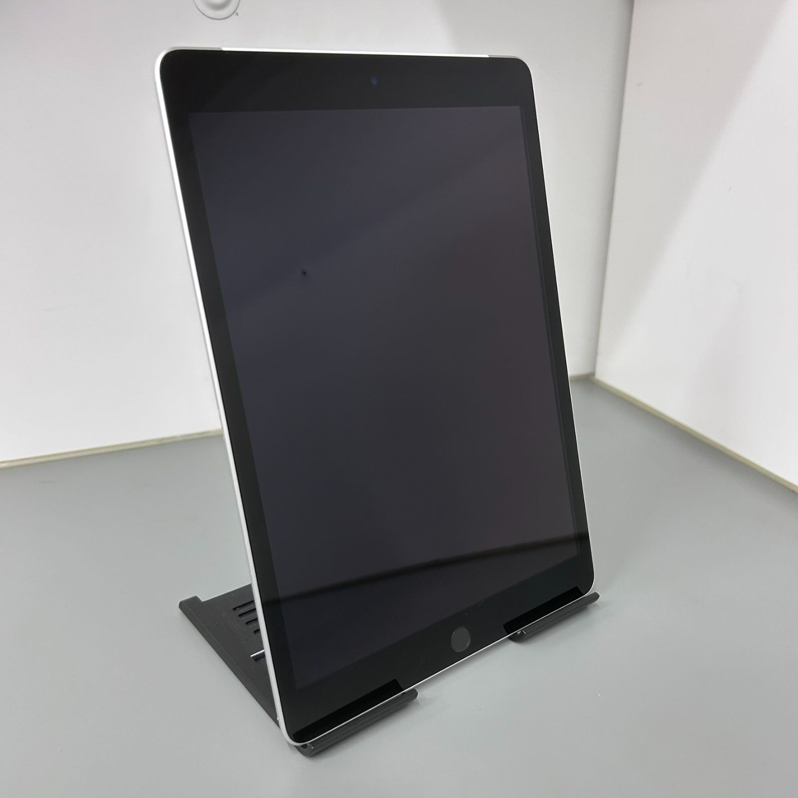 iPad 第9世代 64GB シルバー 中古 (ゆがみ・へこみあり) - メルカリ