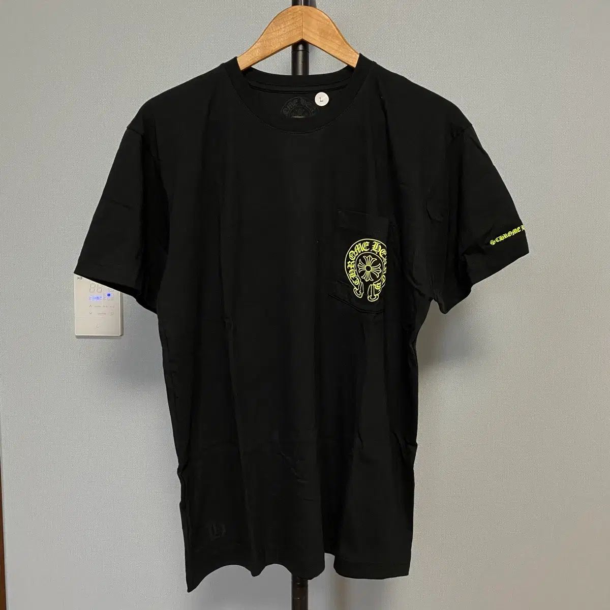 L クロムハーツ ホースシュー ロゴ ポケット Tシャツ ブラック ネオン