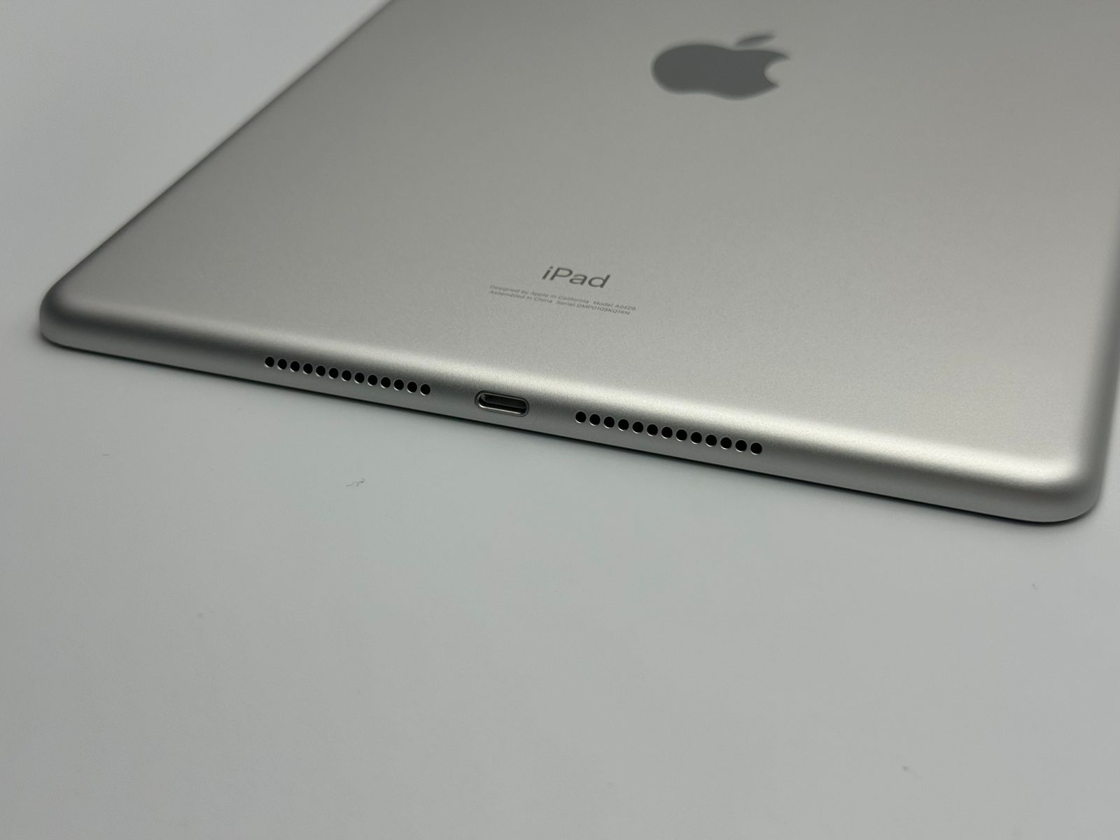 iPad 第8世代 32GB シルバー wifi+Cellular 中古A - メルカリ
