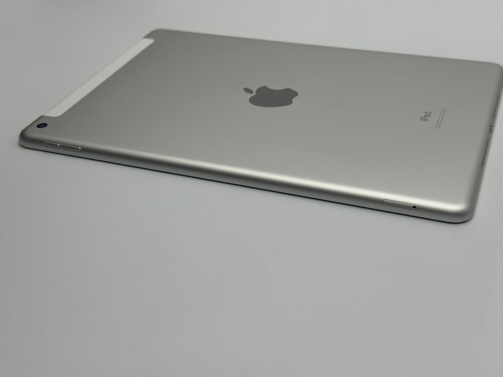 iPad 第8世代 32GB シルバー wifi+Cellular 中古A - メルカリ