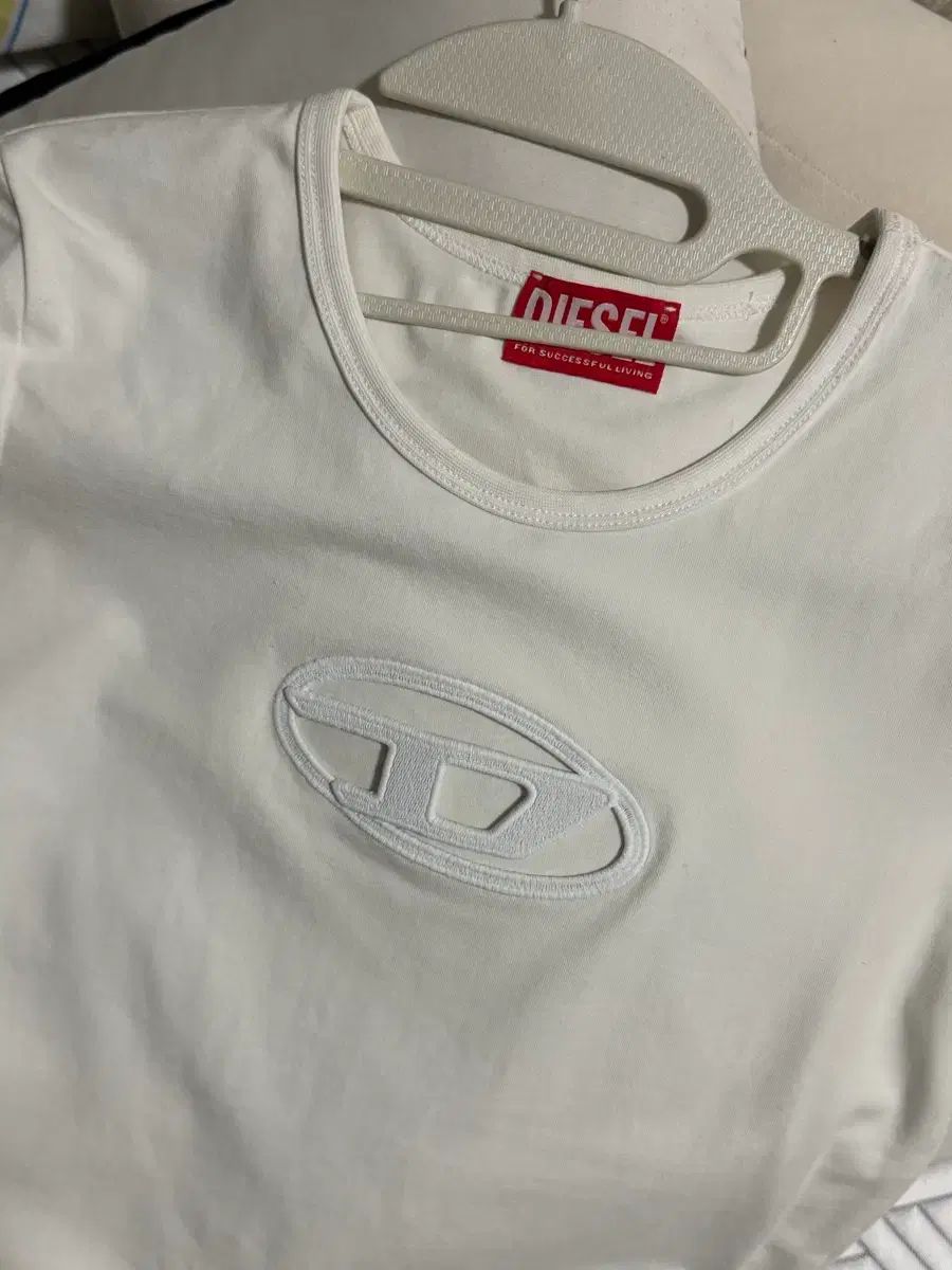 DIESEL T-안지 ピーカブー ロゴ Tシャツ 白 / Sサイズ