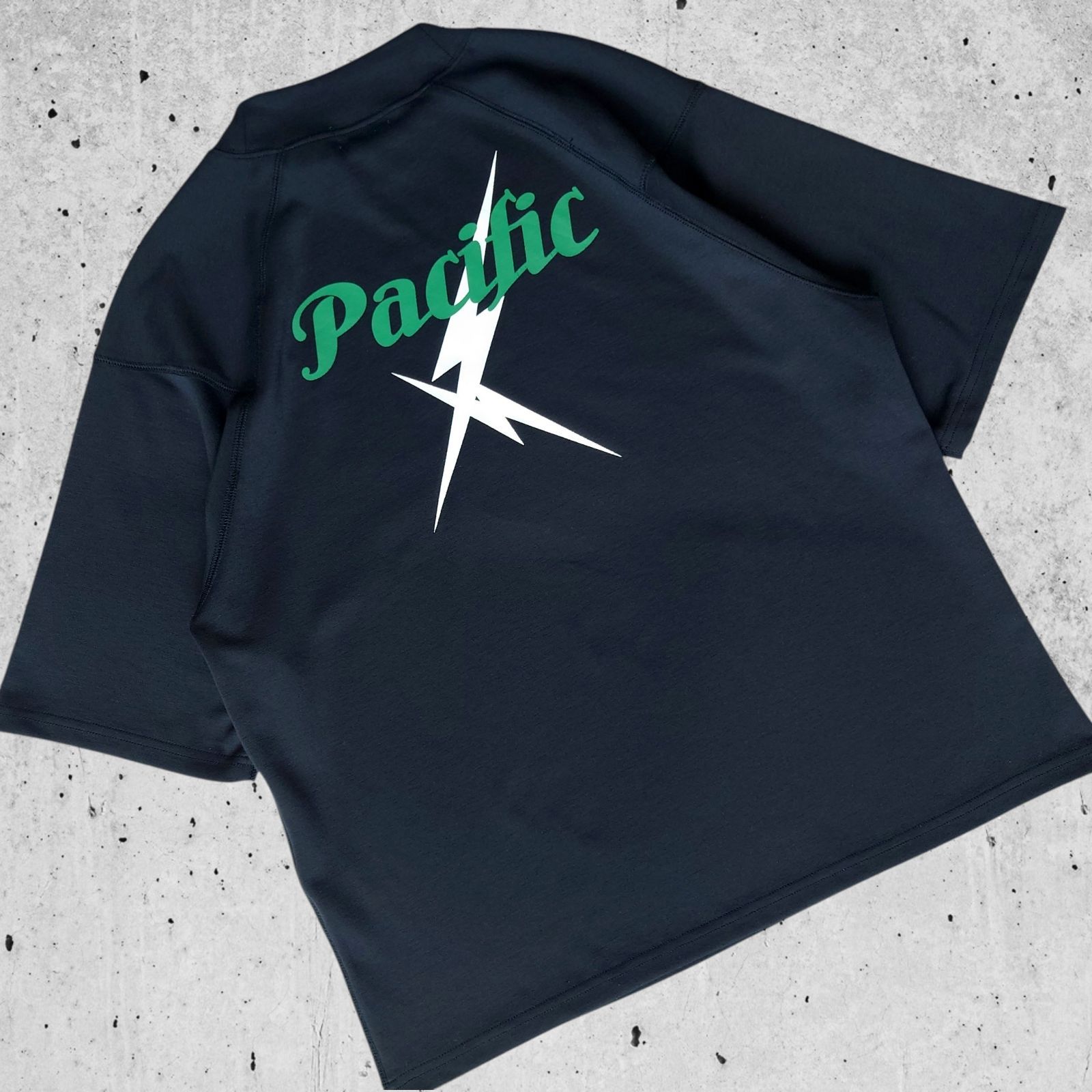 極美品 Pacific GOLF CLUB × LIGHTNING BOLT 別注 コラボ モックネック モックシャツ 半袖 両面ロゴ デカロゴ オーバーサイズシルエット ゆったり モノトーン ブラック 黒 メンズ パシフィックゴルフ ライトニングボルト