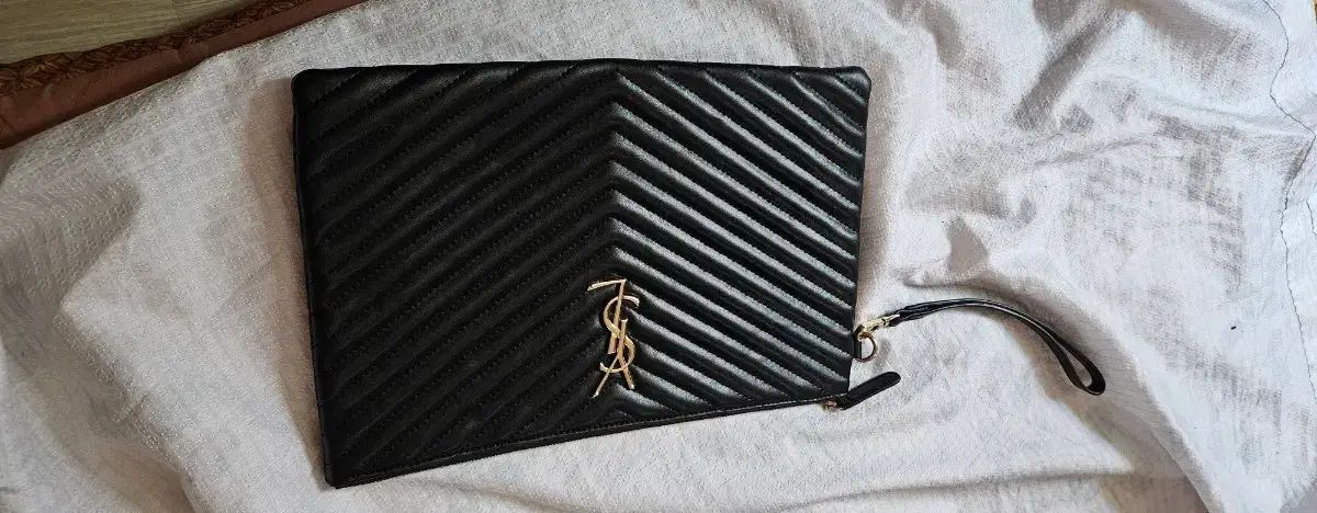 イヴ・サンローラン YVES SAINT LAURENT イヴ・サンローラン クラッチバッグ ブラック
