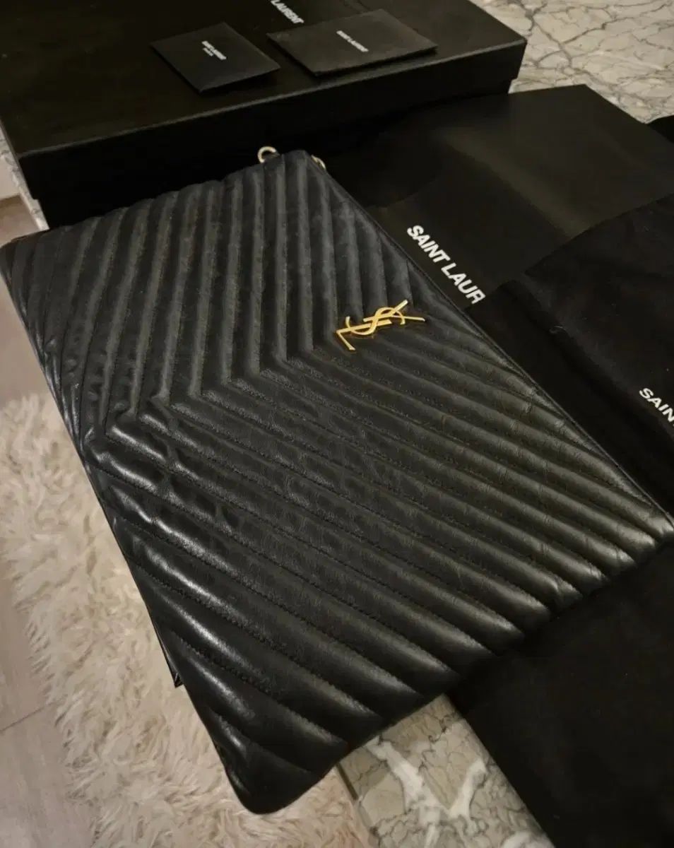Saint Laurent サンローラン マトラッセ クラッチバッグ ブラック ゴールド ラージ