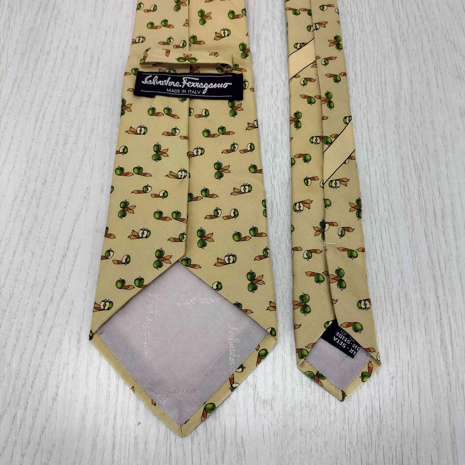サルヴァトーレフェラガモ Salvatore Ferragamo 総柄 シルクネクタイ
