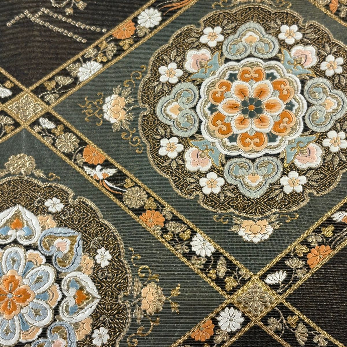 袋帯 黒地 金糸 唐織 【幾何学花文様】袋帯 六通 正絹 美品】 袋帯 秀品 華文 鳥 金糸 唐織 黒 六通 正絹 【中古】 - メルカリ