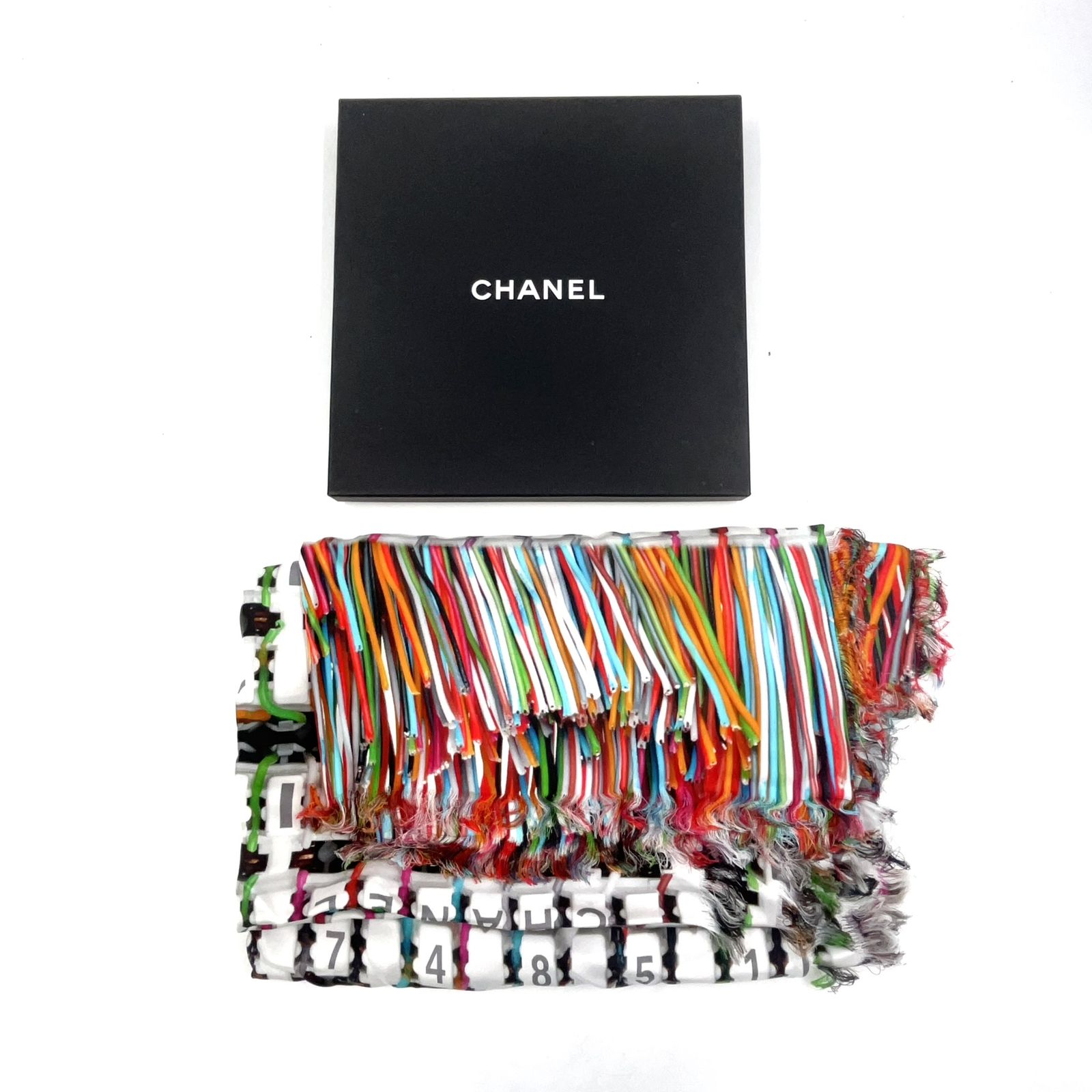 新着】CHANEL ロゴ グラフィック シルク ホワイト、マルチカラー 大判