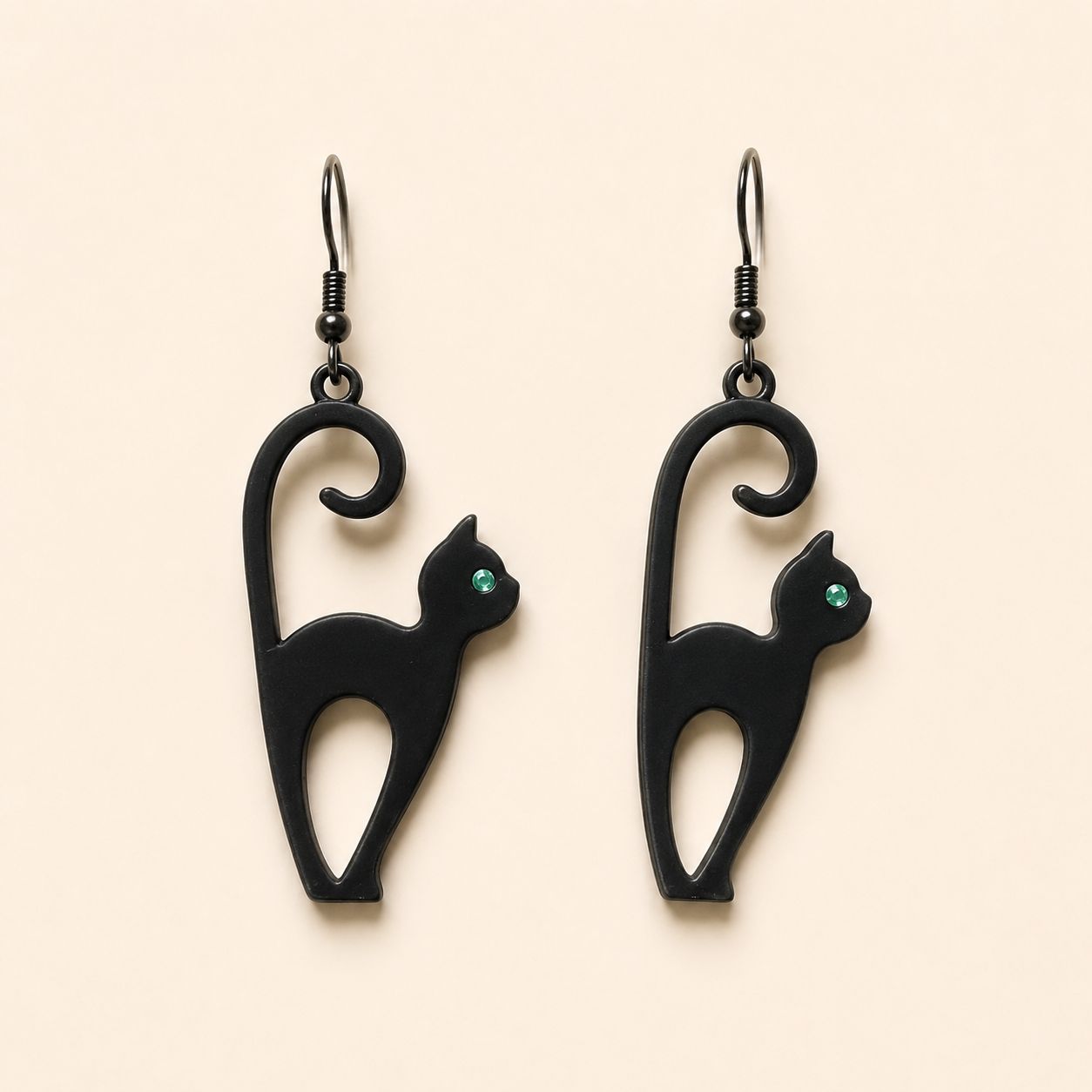 ブラックキャットピアス｜ハンドメイドアクセサリー - メルカリ