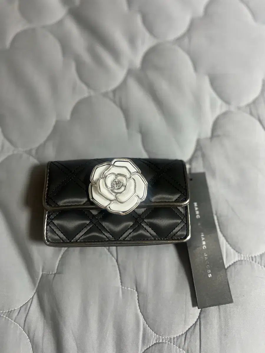 新品 MARCJACOBS ブラック フラワー ミニ クロスバック カードウォレット