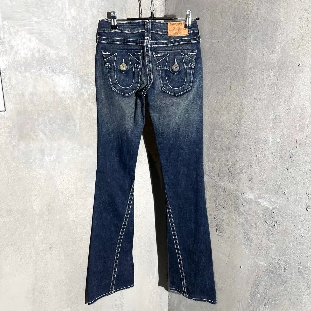 24 トゥルーレリジョン Joey ジョイ BIG T フレアデニム ブーツカット デニム パンツ