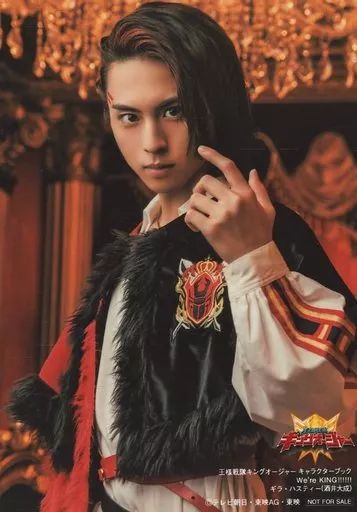 【中古】生写真(男性) 酒井大成(ギラ・ハスティー)/キャラクターショット/ムック「王様戦隊キングオージャー キャラクターブック We’re KING!!!!!!」TOKYO NEWS magazine＆mook(honto)特典生写真