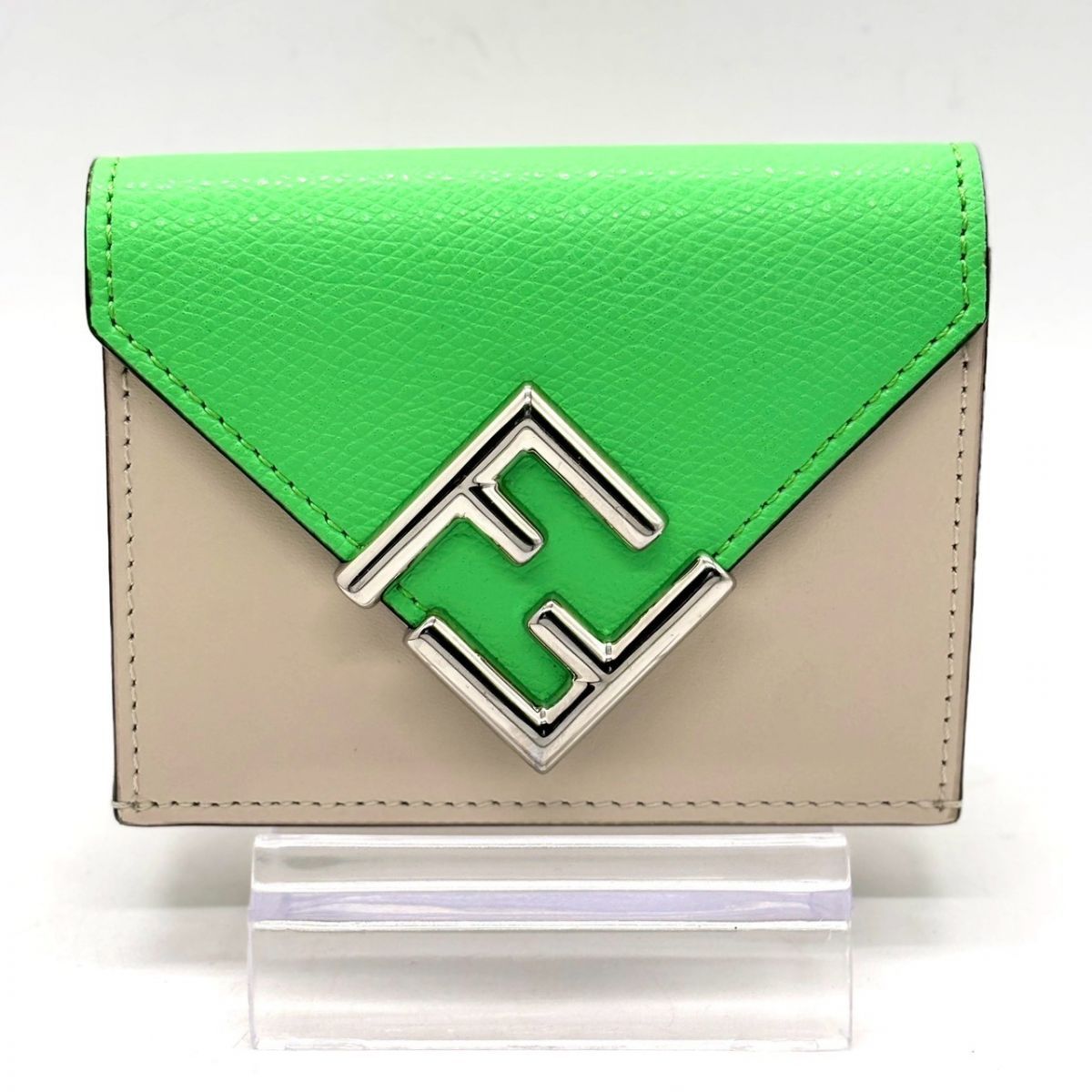 鮮やかグリーンが映える】 FENDI 三つ折り財布 FFダイヤモンド ズッカ