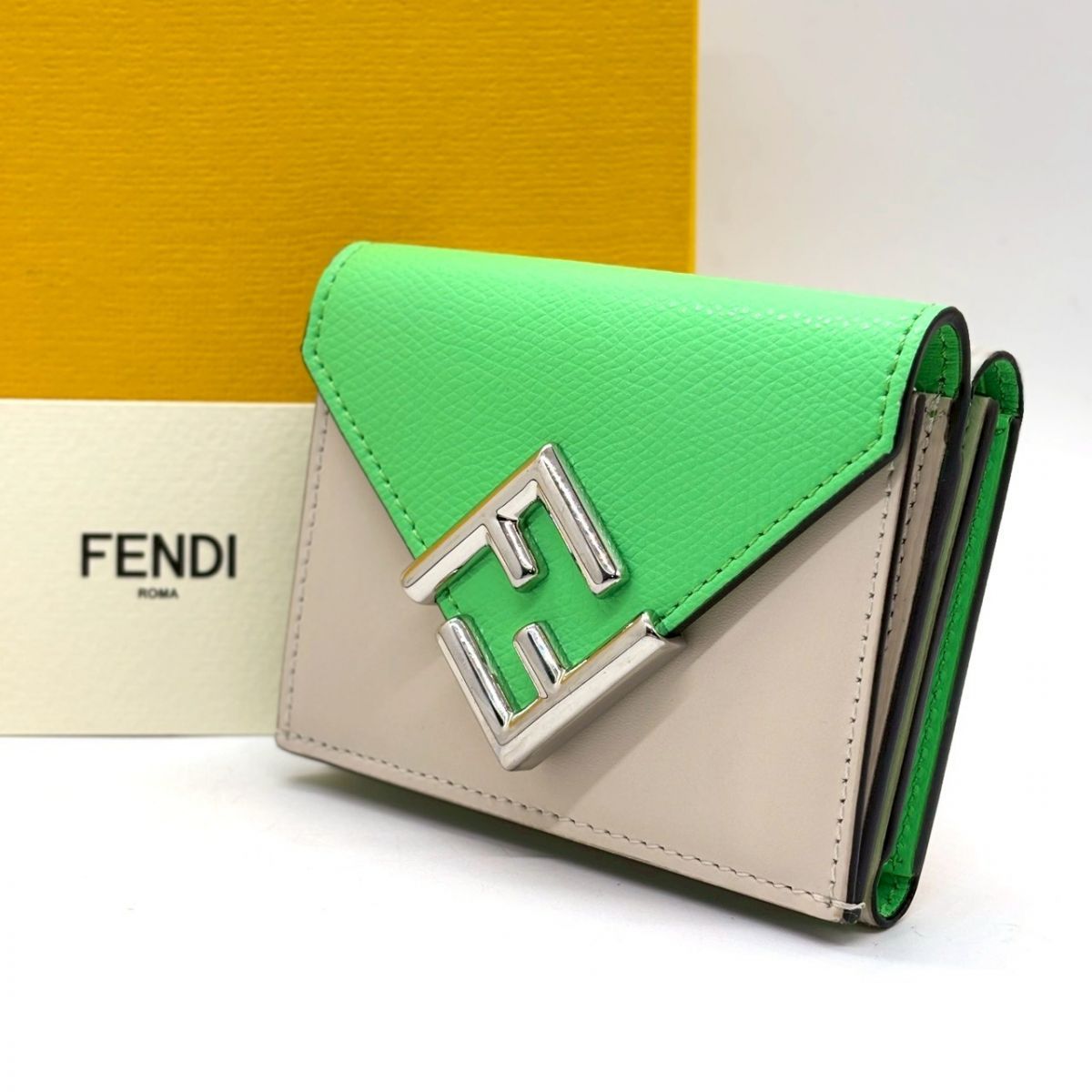 鮮やかグリーンが映える】 FENDI 三つ折り財布 FFダイヤモンド ズッカ