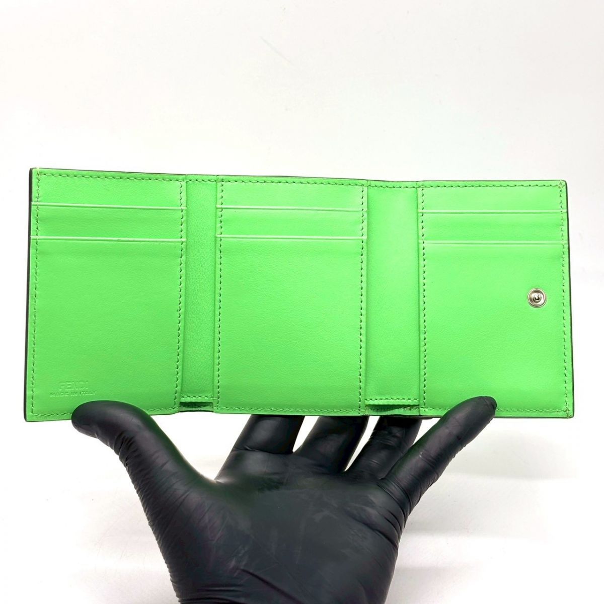 鮮やかグリーンが映える】 FENDI 三つ折り財布 FFダイヤモンド ズッカ