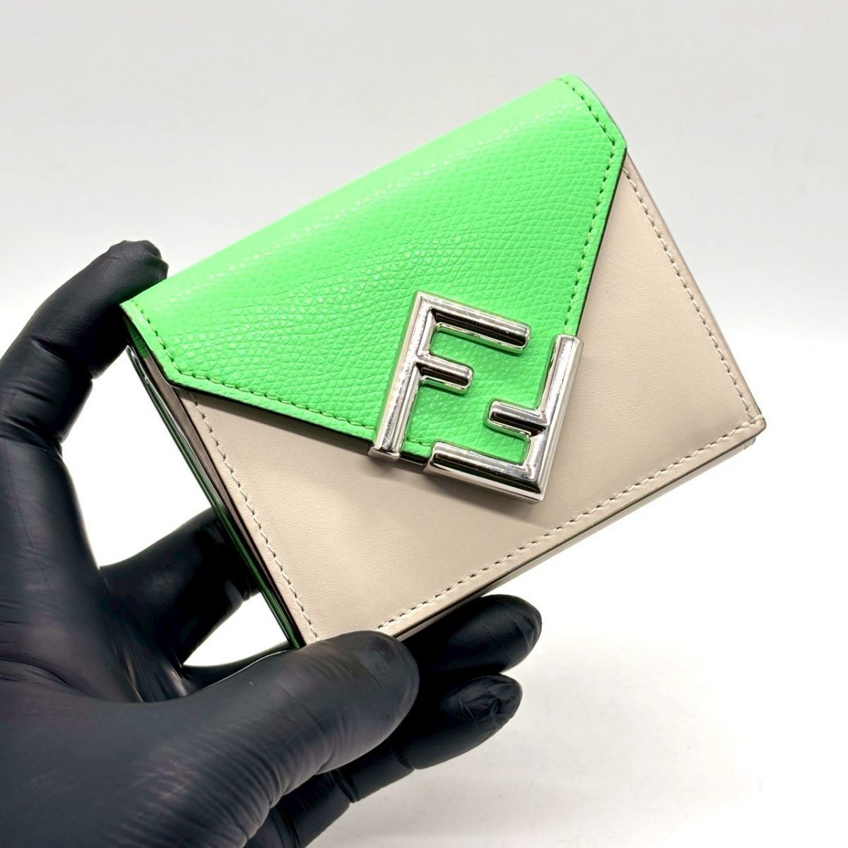 鮮やかグリーンが映える】 FENDI 三つ折り財布 FFダイヤモンド ズッカ