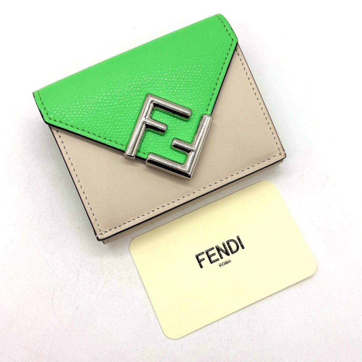 鮮やかグリーンが映える】 FENDI 三つ折り財布 FFダイヤモンド ズッカ