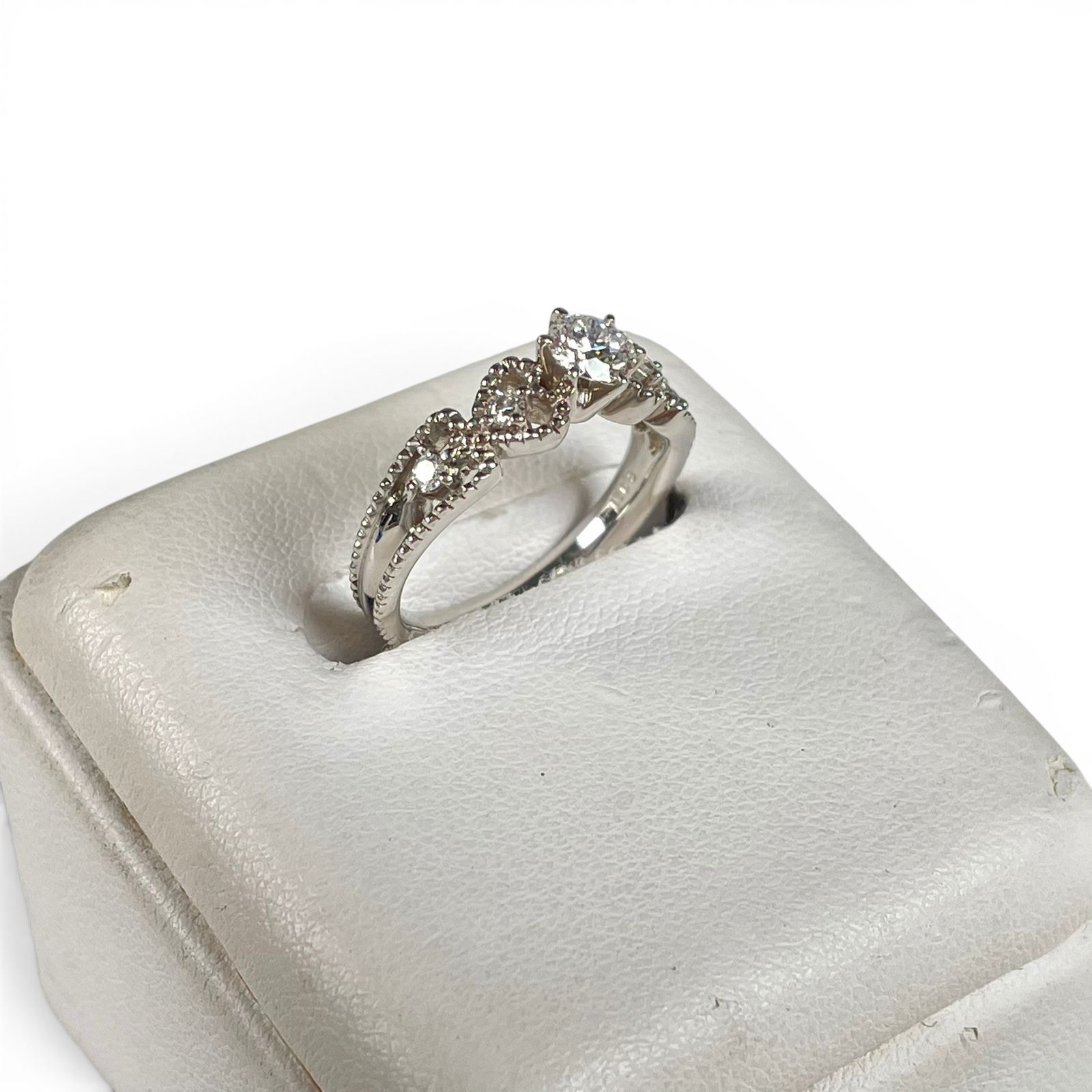Pt900 ダイヤリング ダイヤ0.306ct 0.08ct 約8号 鑑別書付 総重量約5g