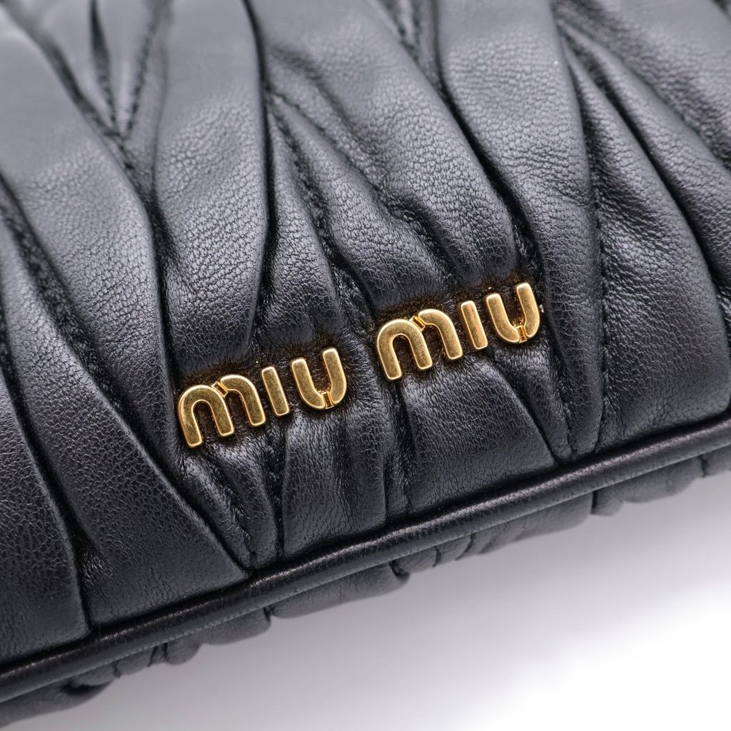 【美品】MiuMiu マテラッセ　ブラック　クラッチバッグ miumiu (ミュウミュウ) マテラッセ レザークラッチバッグ ブラック