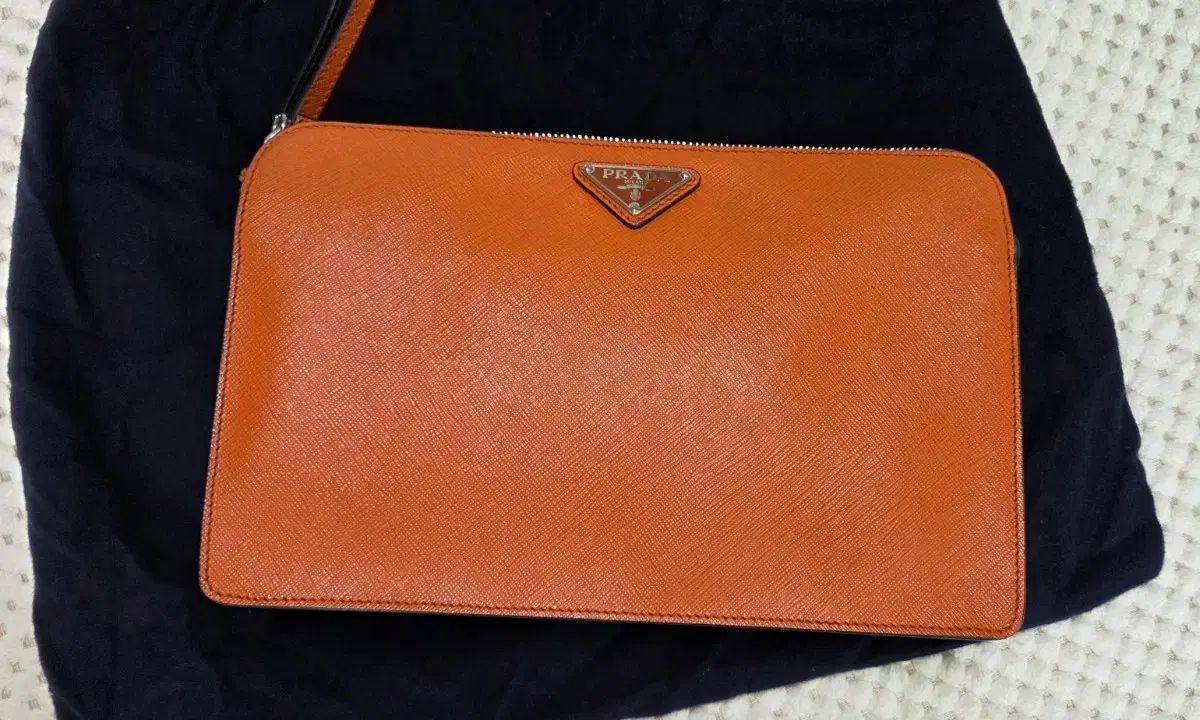 プラダ サフィアーノ クラッチバッグ オレンジ