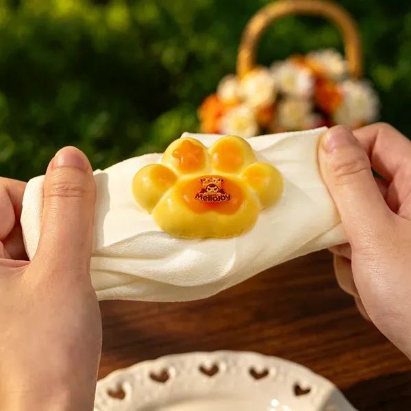 メロジョイ ふわふわ肉球 ミルクパフ Mellojoy Fluffy Paw Milky Puff