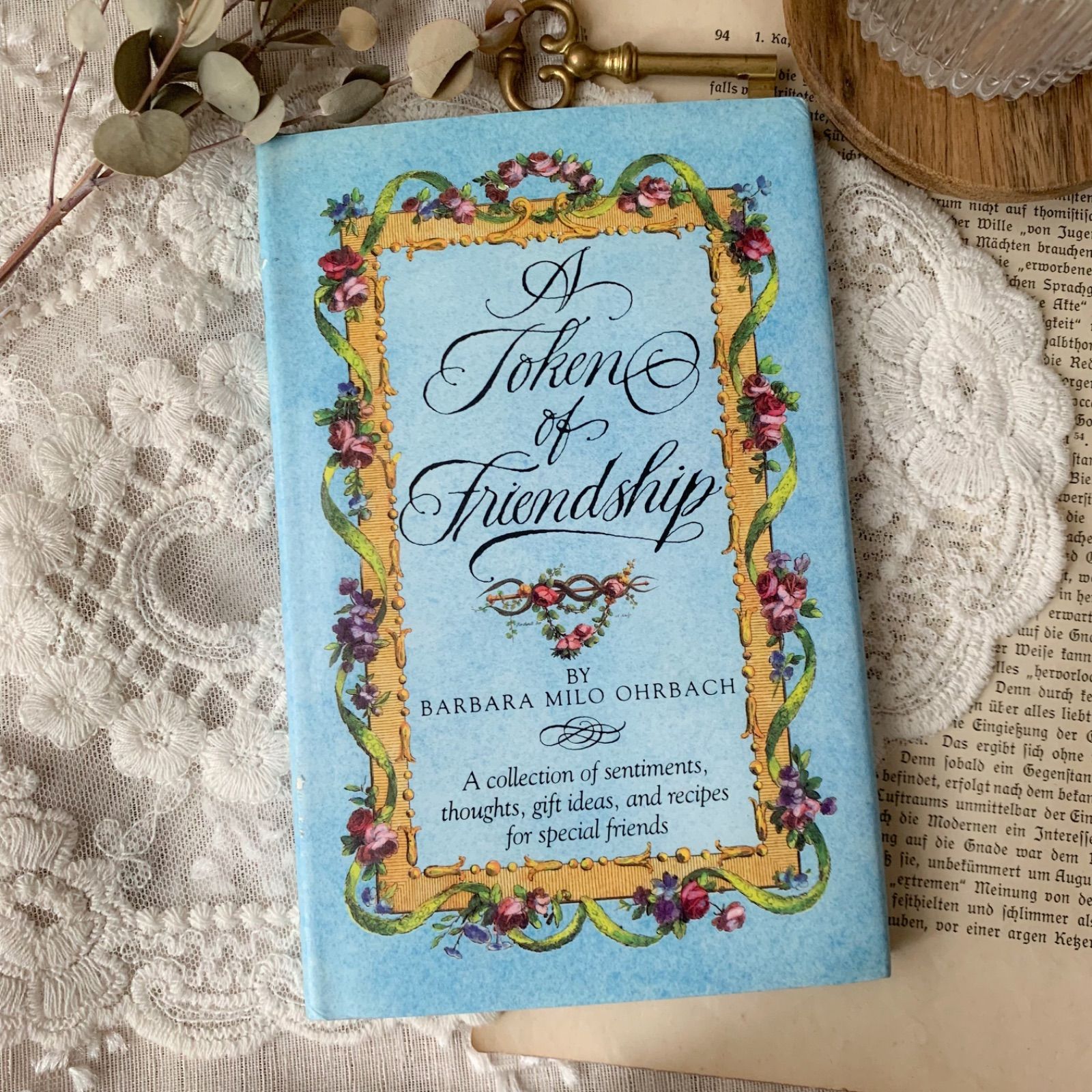 ☆超希少☆ 洋書 羊皮紙 古書 フランス小説 ヴィンテージ ジャンクジャーナル ヴィンテージ 洋書 絵本 A Token of Friendship 1990年 植物