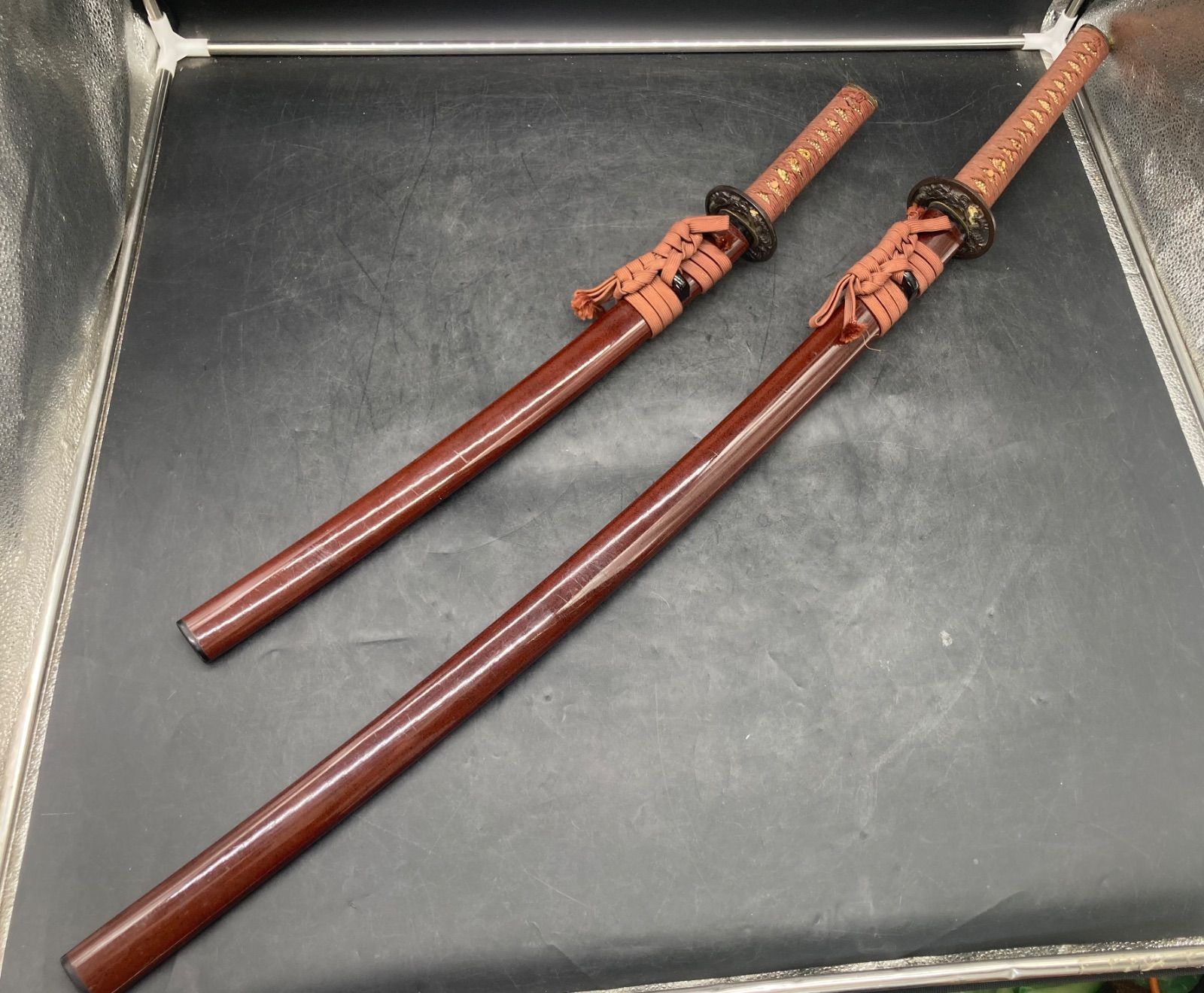 日本刀　模造刀　大小2本セット　台座付き　小道具　古美術　コスプレ　時代劇 IZ2765 模造刀 台座付 大刀 小刀 セット 撮影 小道具 刀剣 日本刀