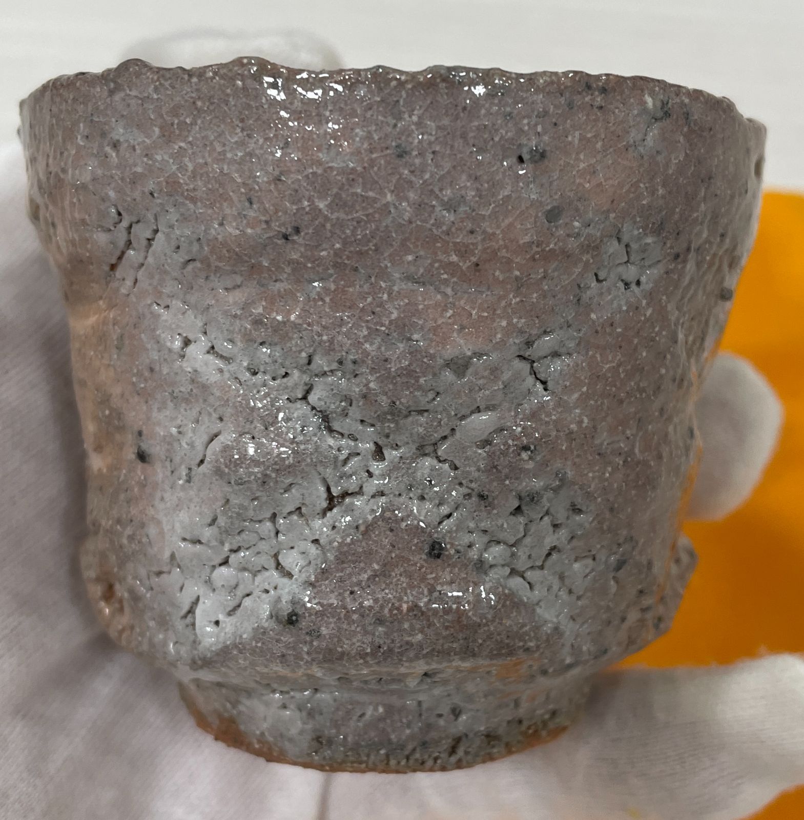 管理番号-P】川上清美ぐい呑 彫唐津 酒器 共箱 布 現状品 - メルカリ