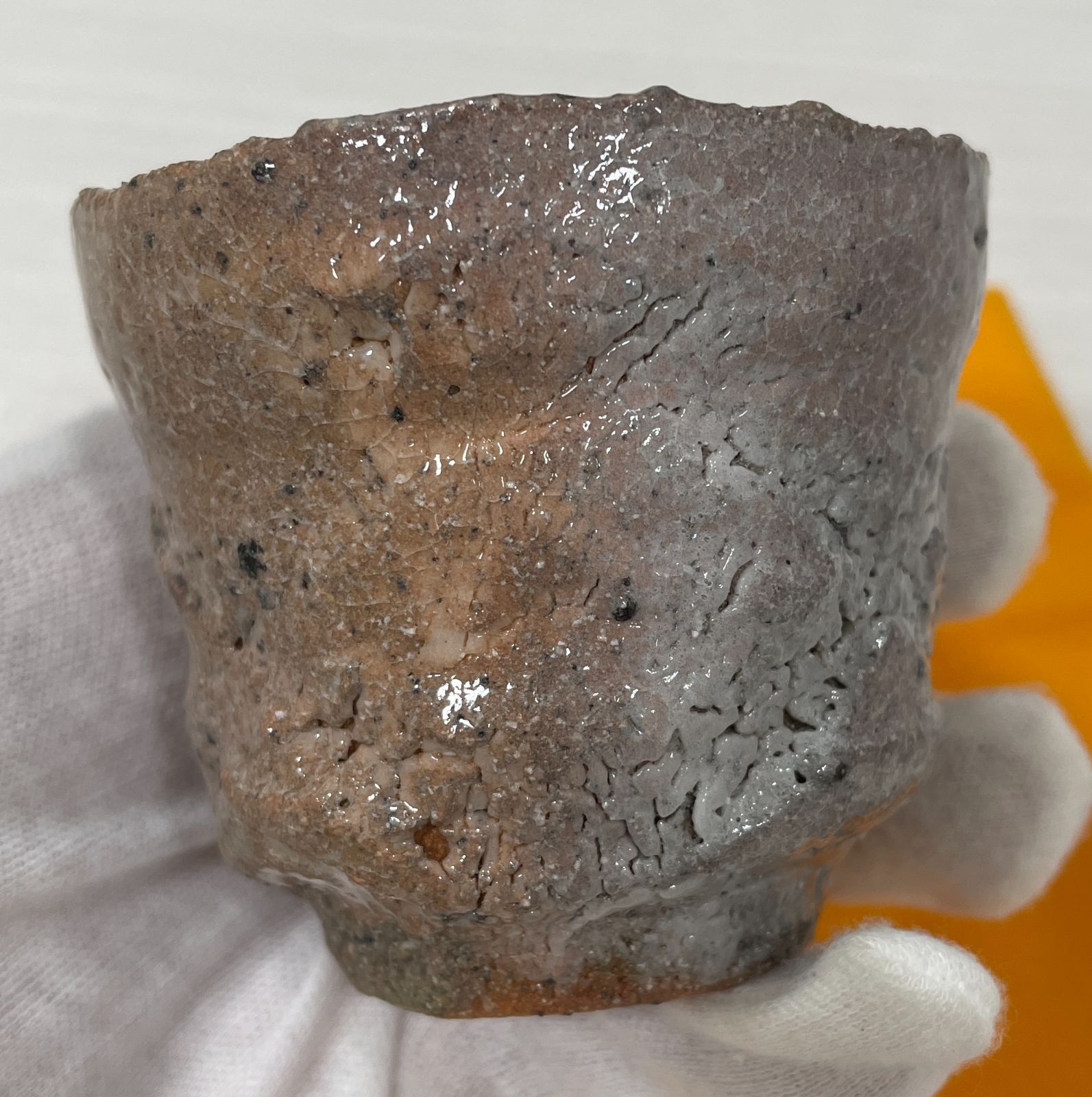 管理番号-P】川上清美ぐい呑 彫唐津 酒器 共箱 布 現状品 - メルカリ