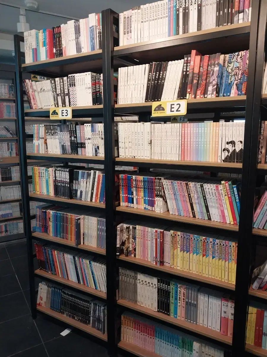 漫画カフェ 本 本棚 一体 全国移転相談
