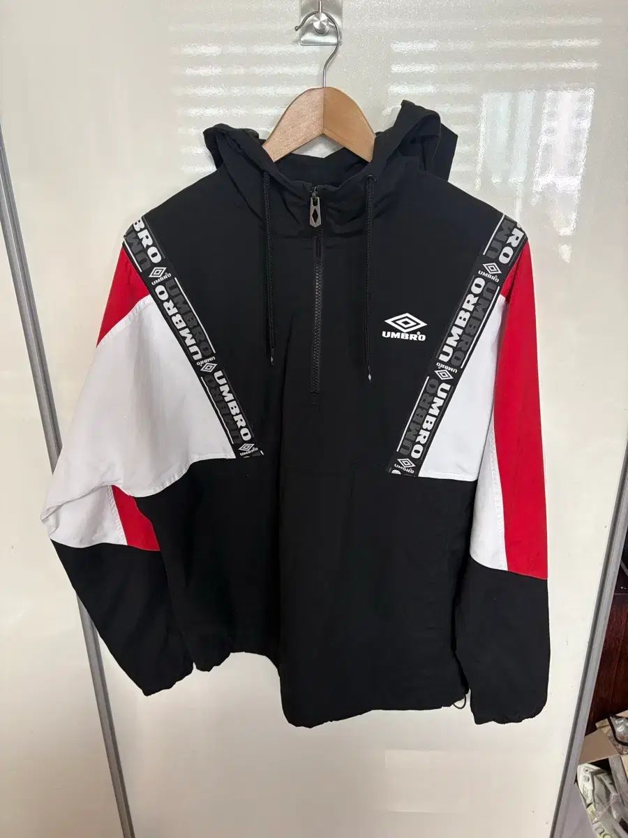 アンブロ ロゴ テープ ウーブン Anorak（アノラック） ウィンドブレーカー メッシュ フード ブラック