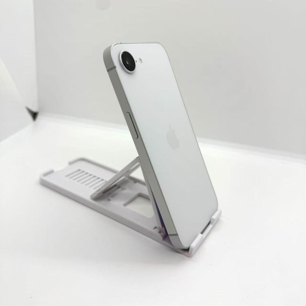 Aランク iPhone 16e 128GB ホワイト SIMフリー - メルカリ