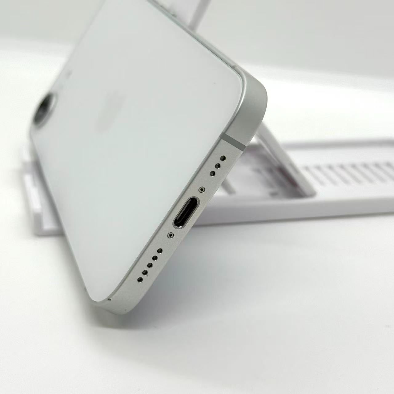 Aランク iPhone 16e 128GB ホワイト SIMフリー - メルカリ