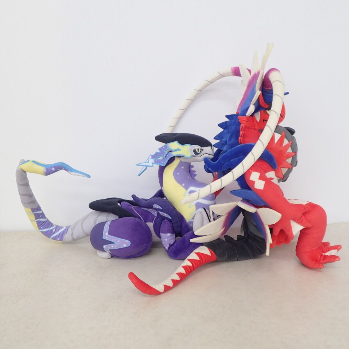 紙タグ付✨新品✨ポケモンセンター ミライドン コライドン ぬいぐるみ 2体セット ポケモンセンター ぬいぐるみ コライドン/ミライドン まとめて2体