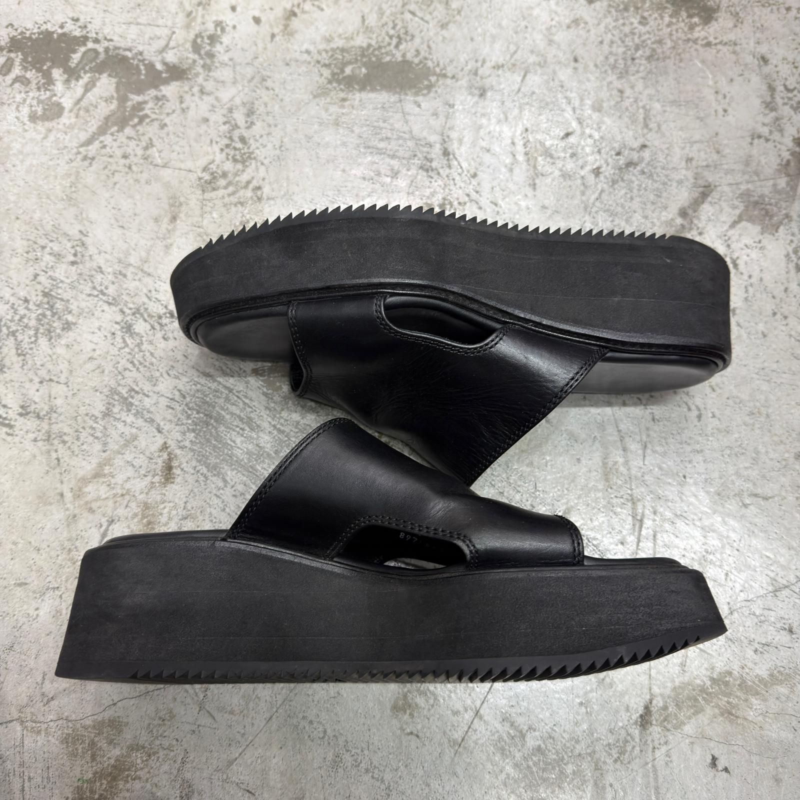 JULIUS Edge Cut Leather Sandal レザー サンダル ユリウス 897FWM3