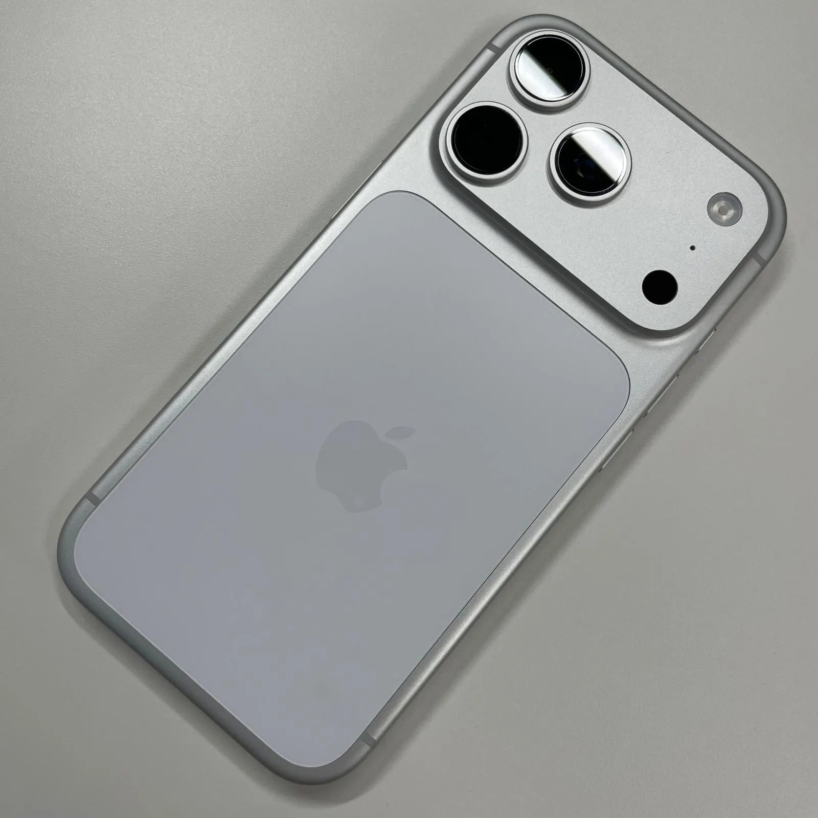 SIMフリー iPhone 17 Pro 256GB シルバー 中古・整備済製品｜m
