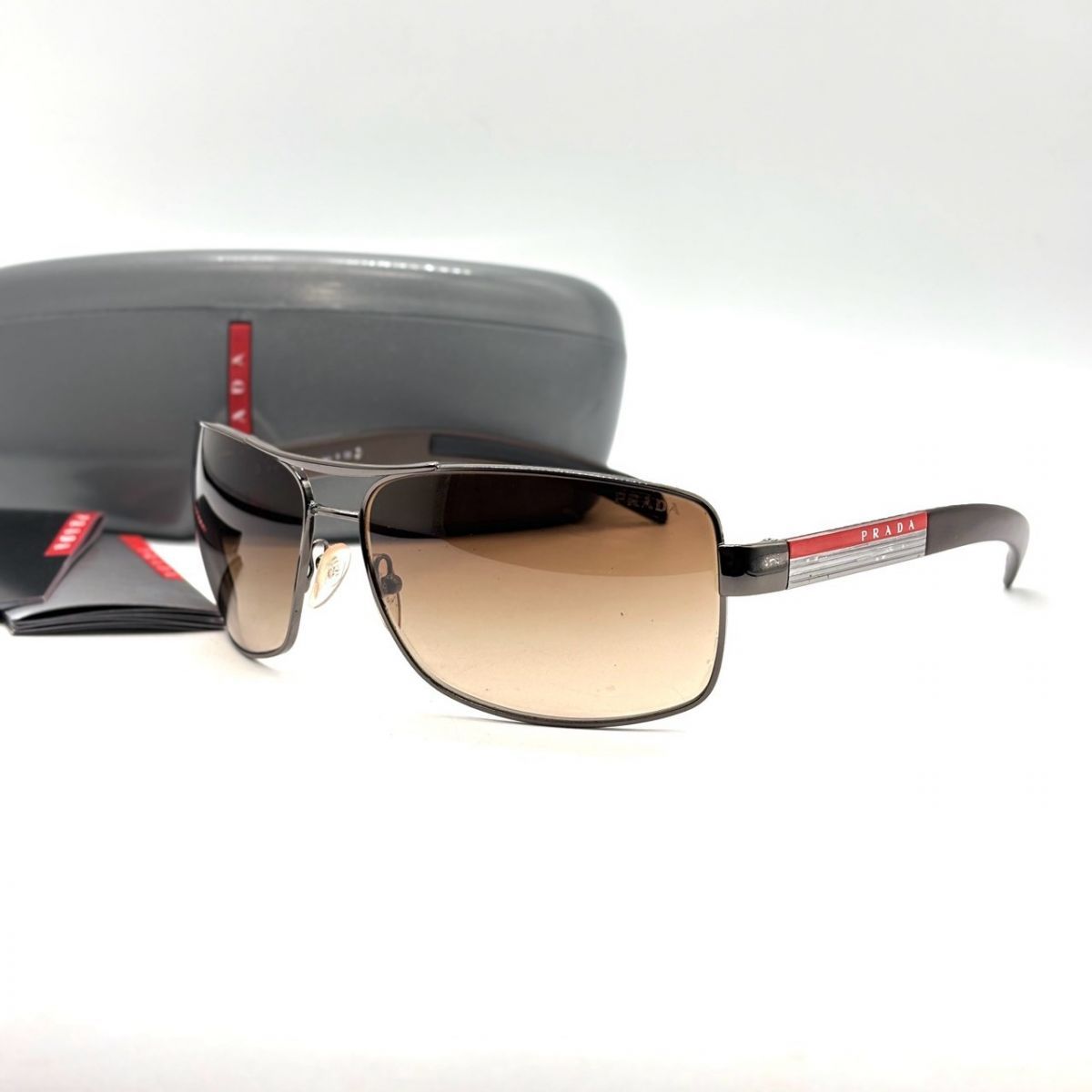 都会的な風格を纏う】 PRADA SPORT サングラス スクエア型 メタル