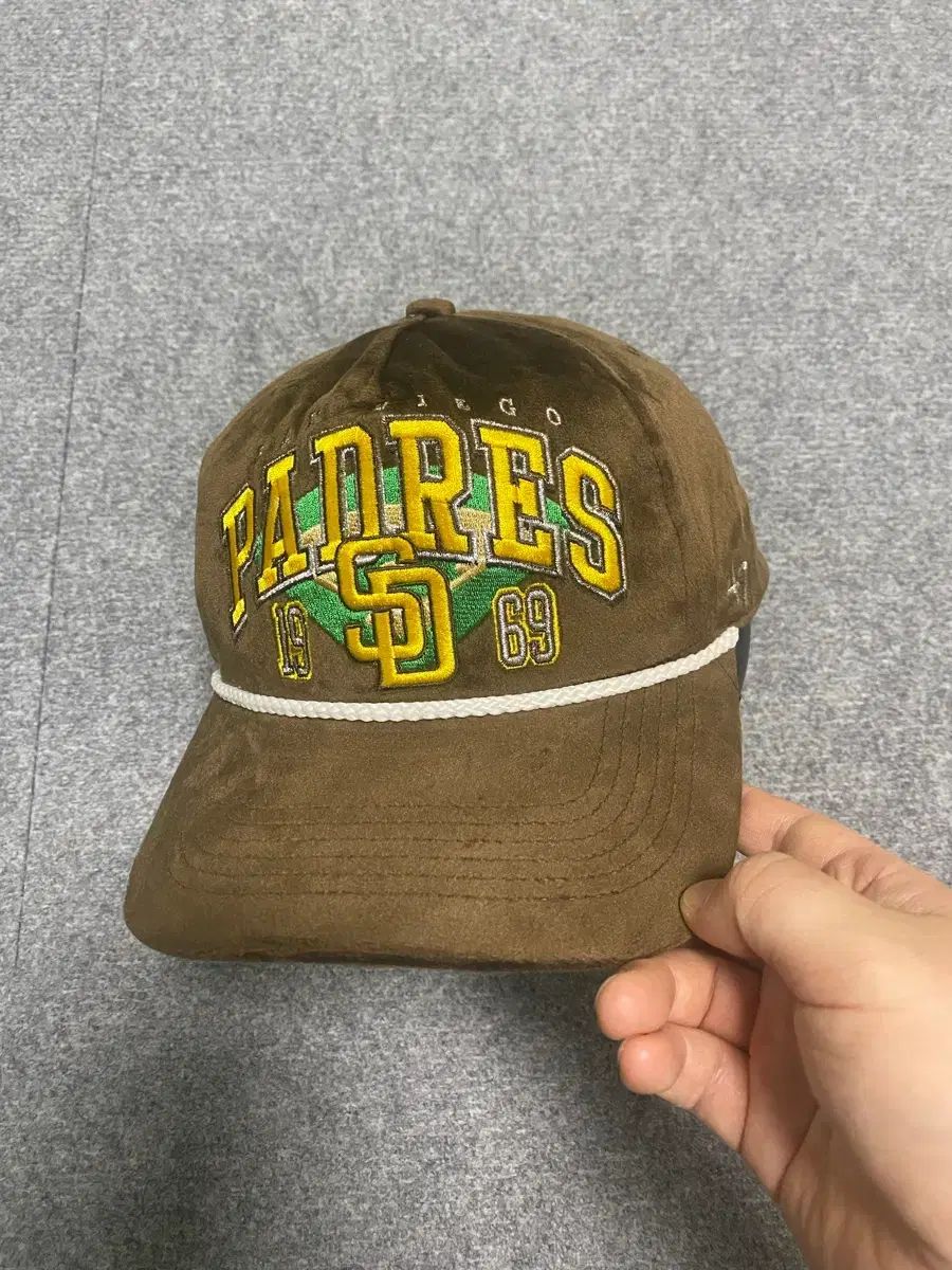47 MLB サンディエゴ パドレス スウェード ロープ 装飾 スナップバック 帽子 7,271円