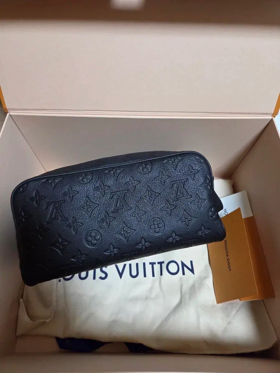 (ほぼ新品) Louis Vuitton ルイヴィトン シャドウ ドップキット 158,406円