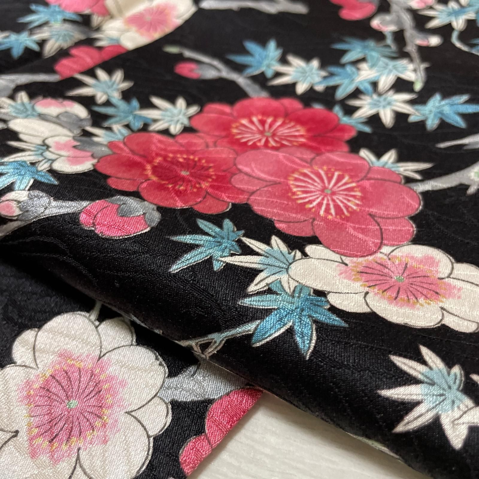 小紋 黒地に鮮やかな花模様 着物 正絹 X-5603